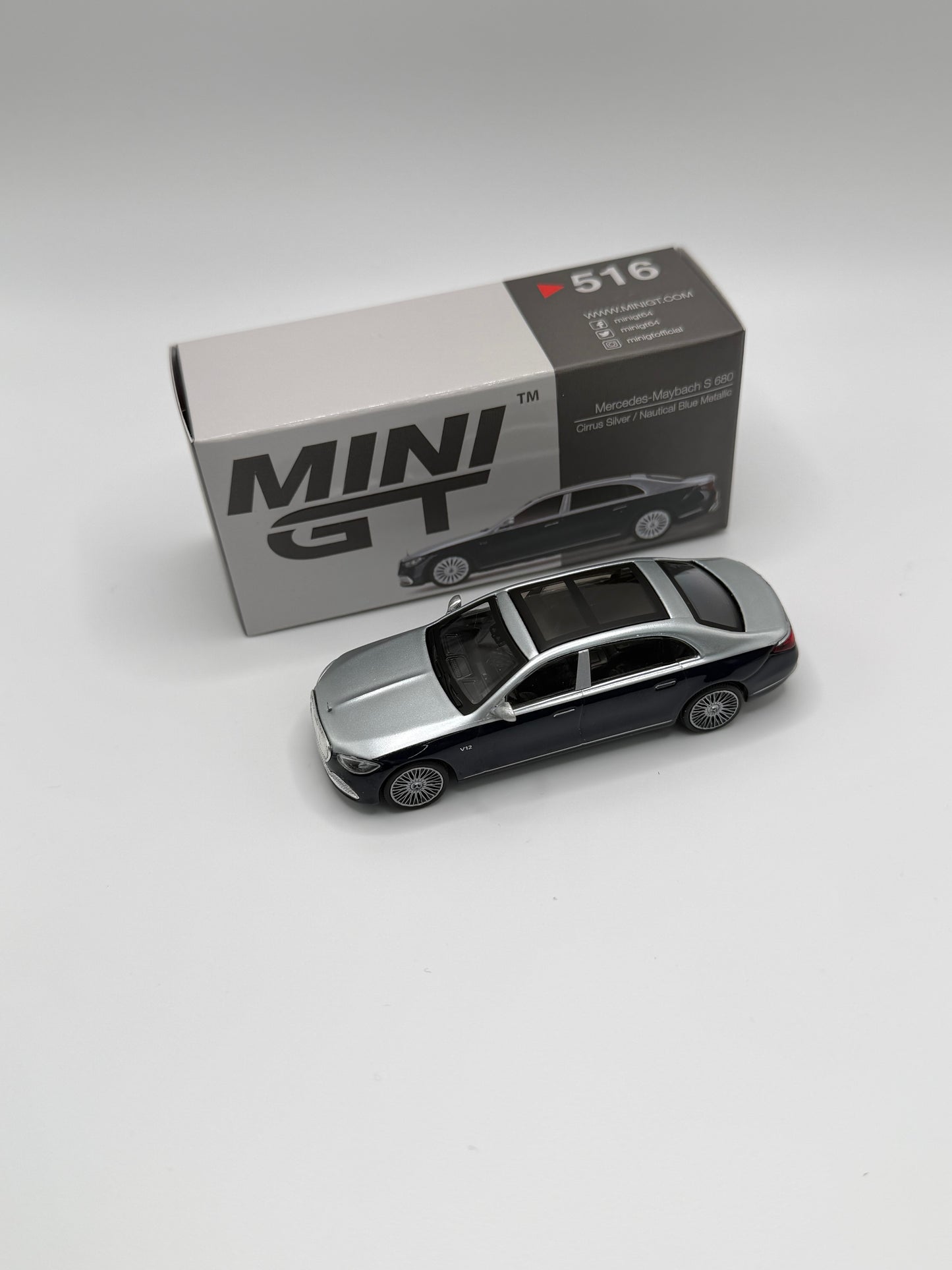 Mini GT #516 Mercedes Maybach S 680 Cirrus Silver/ Nautical Blue Metallic