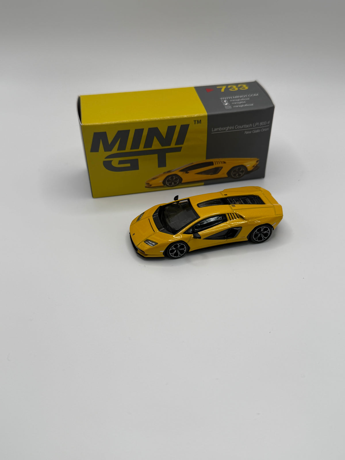 Mini GT #733 Lamborghini Countach LPI 800-4 New Giallo Orion