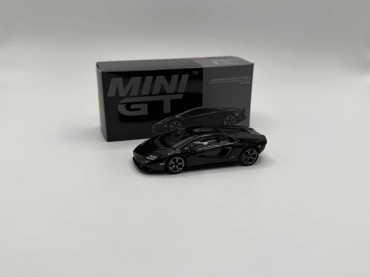 Mini GT #607 Lamborghini Countach LPI 800-4 Nero Maia