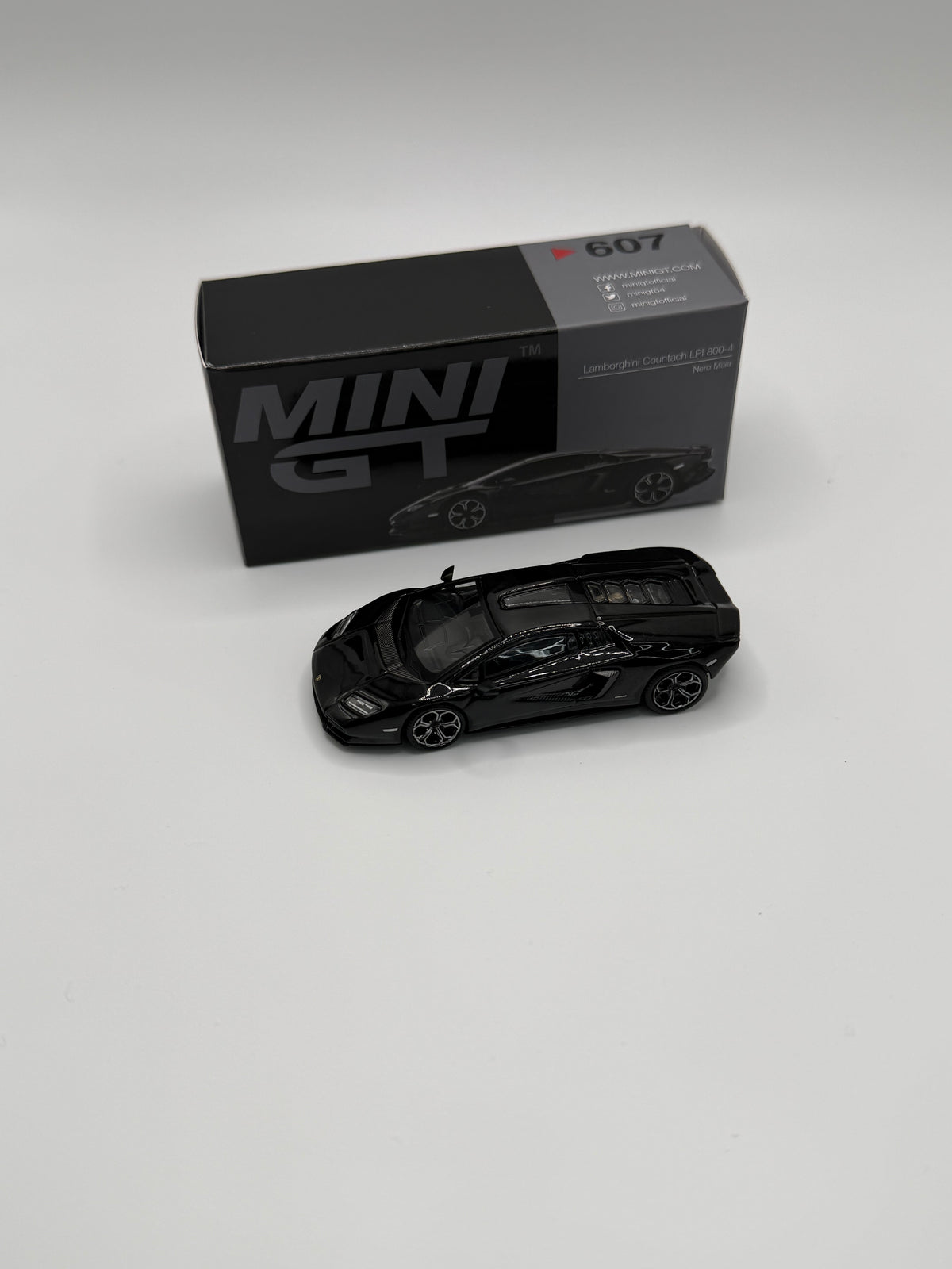 Mini GT #607 Lamborghini Countach LPI 800-4 Nero Maia