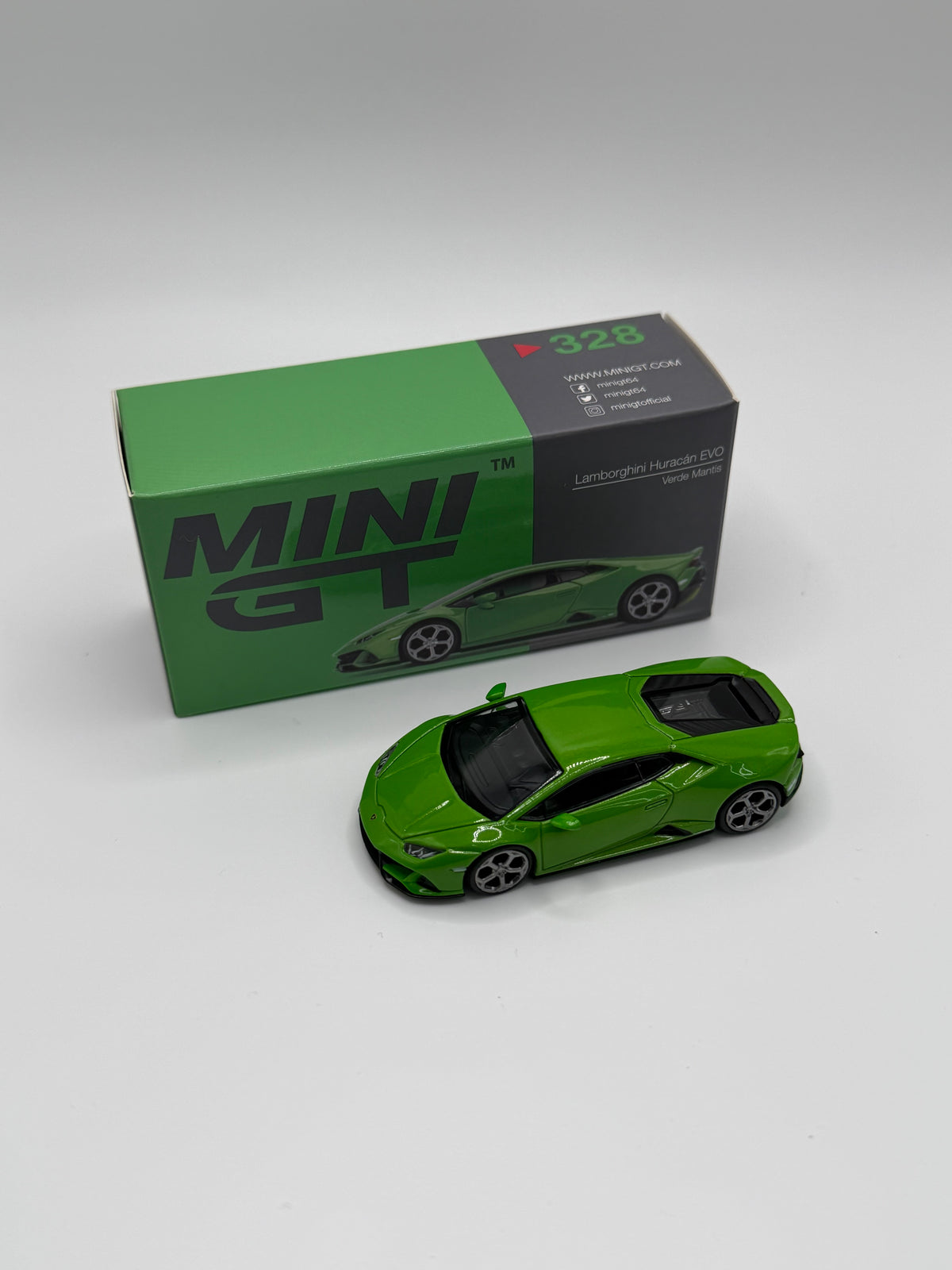 Mini GT #328 Lamborghini Huracan EVO Verde Mantis