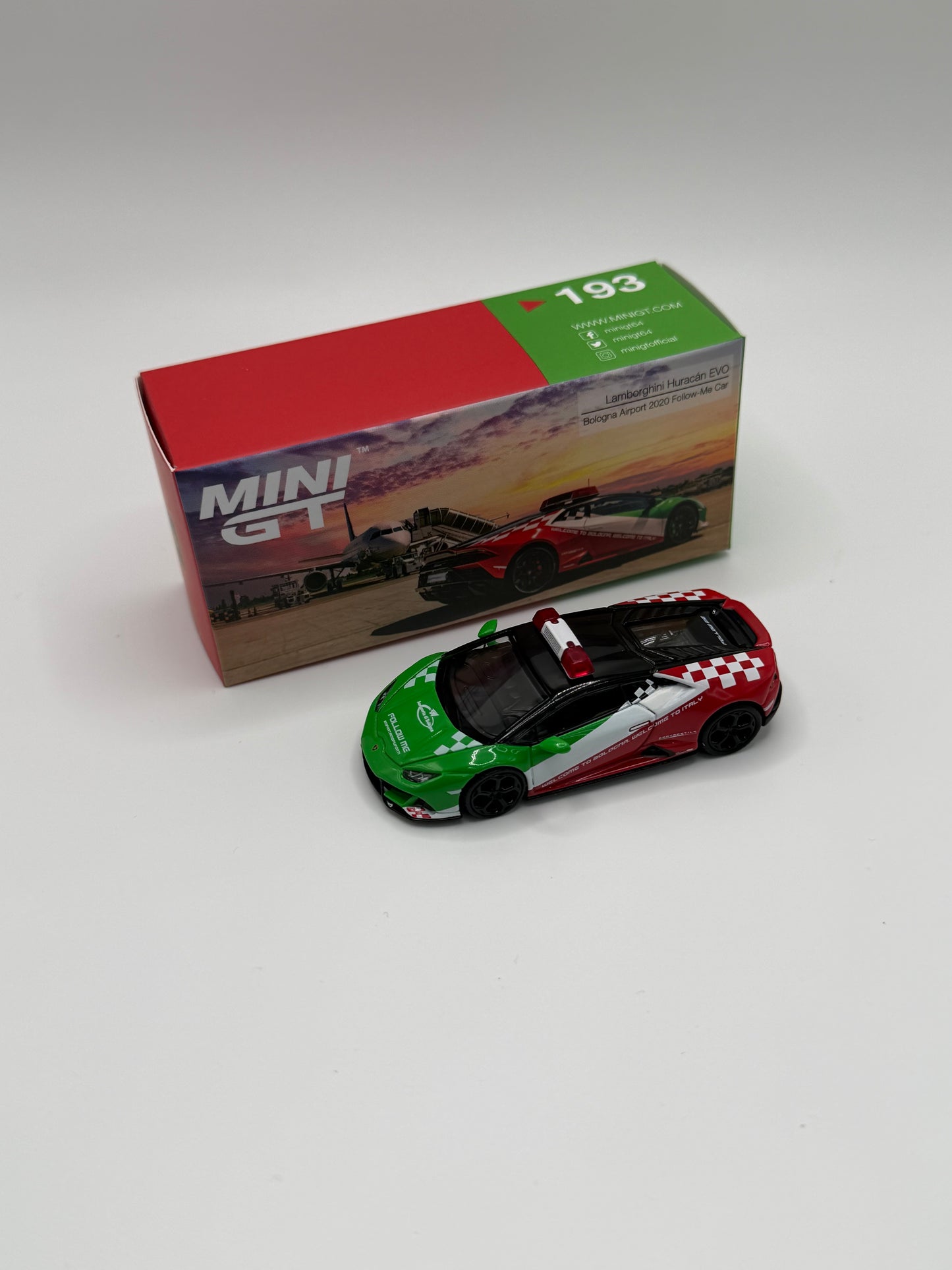 Mini GT #193 Lamborghini Huracan EVO Red/White/Green
