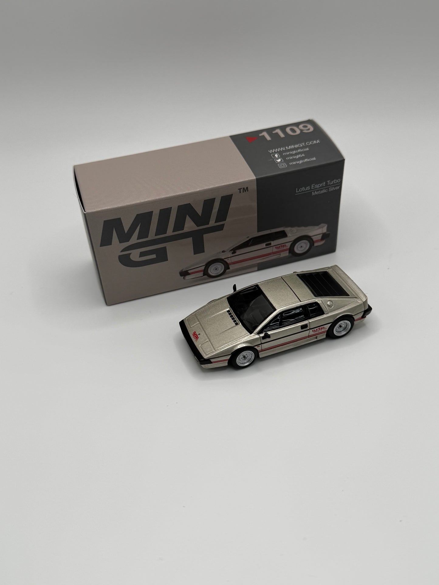 Mini GT #1109 Lotus Esprit Turbo Metallic Silver