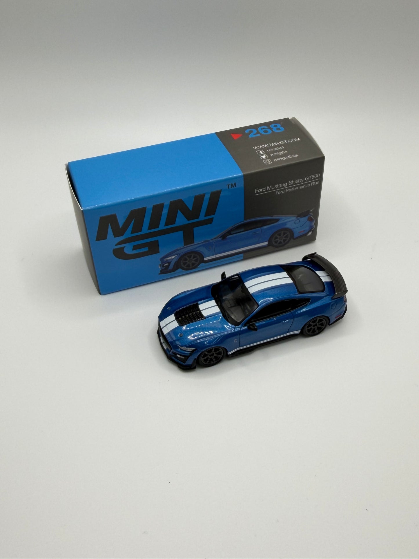 Mini GT #268 Ford Shelby GT500 Ford Performance Blue