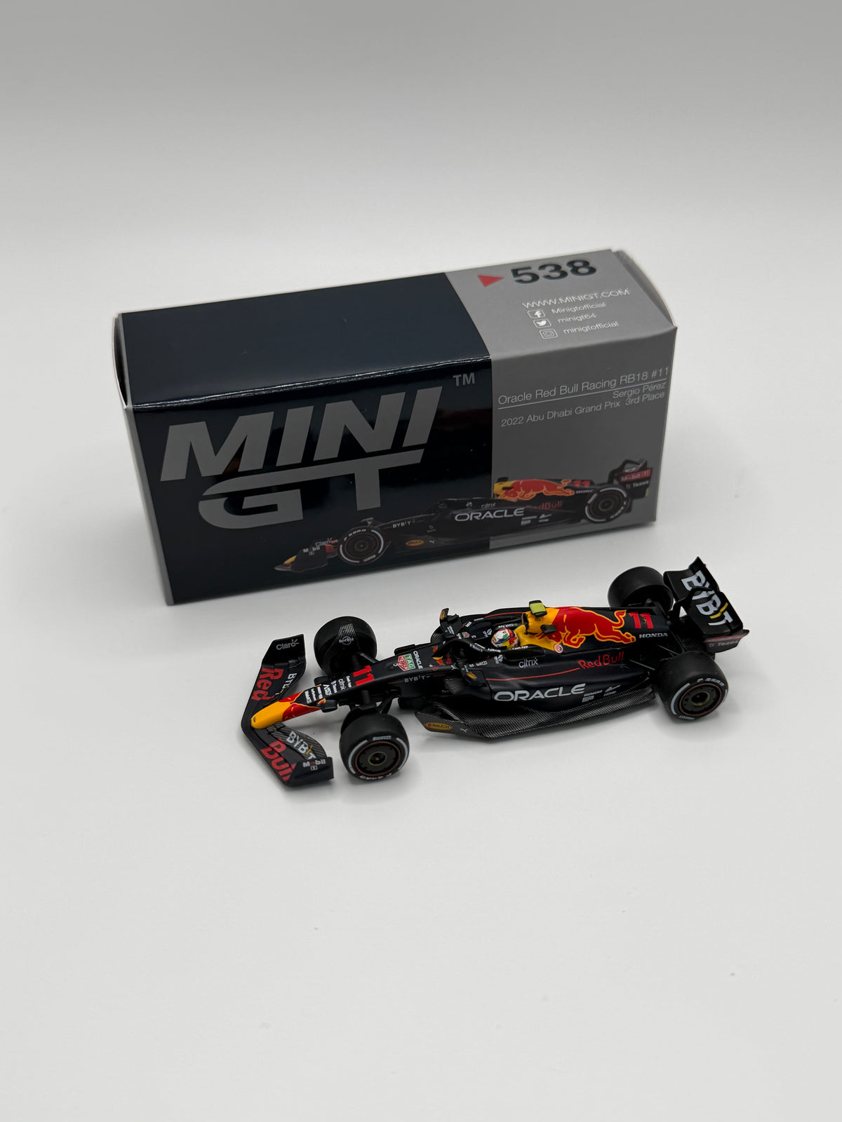Mini GT #538 Oracle Red Bull Racing RB18 311 Blue/Yellow/Red