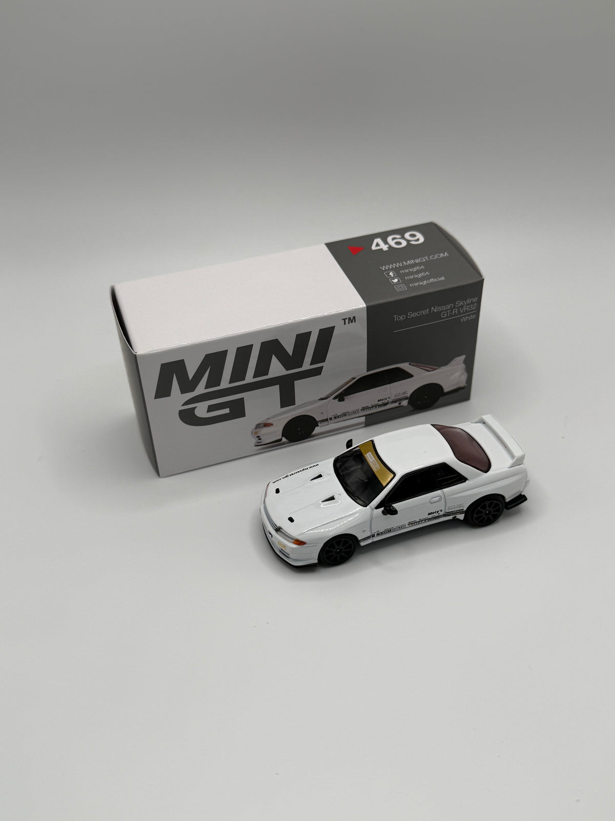 Mini GT #469 Nissan Skyline GT-R VR32 White with Pyro Red Accent Package