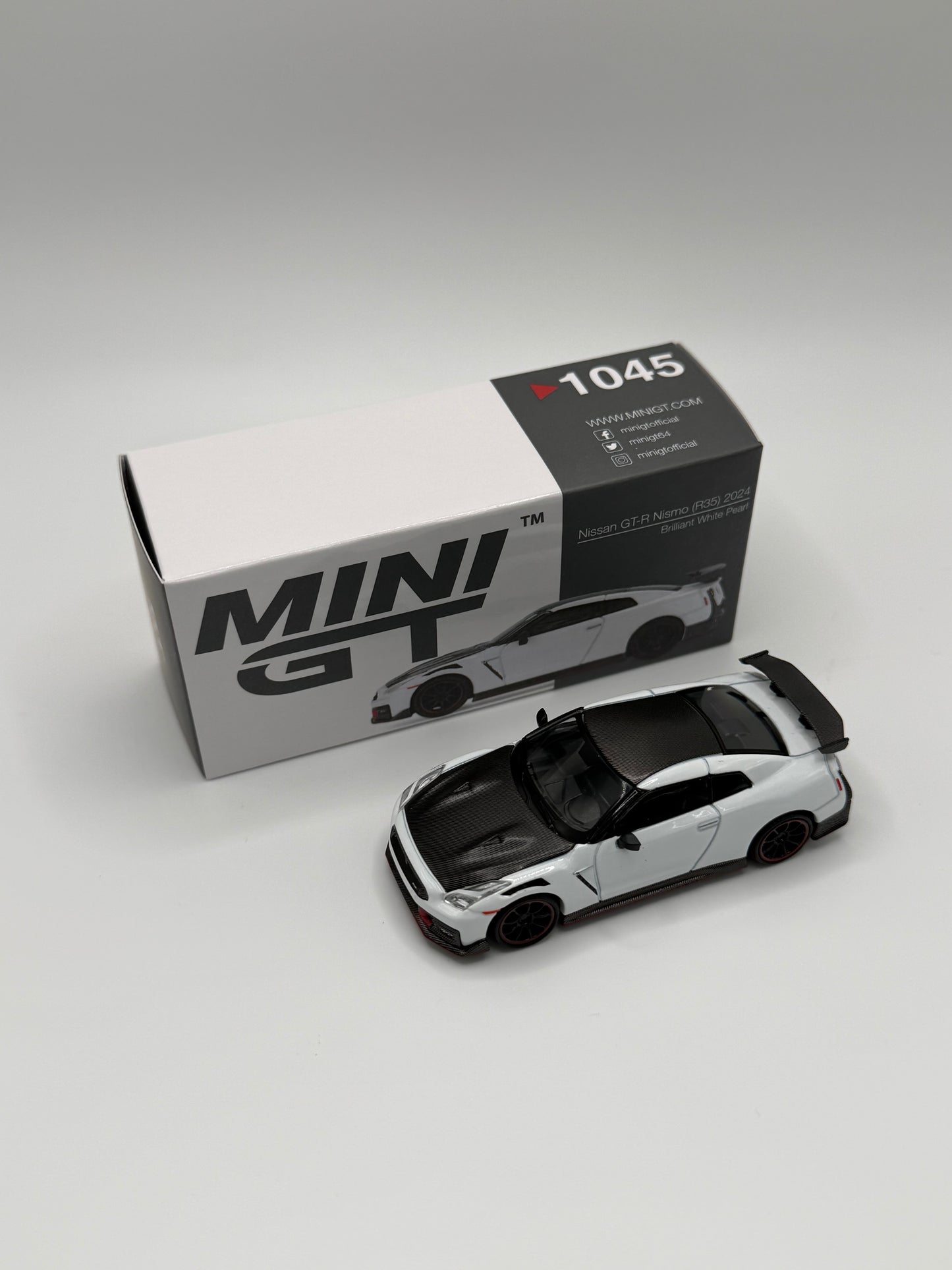 Mini GT #1045 Nissan GT-R Nismo R35 2024 Brilliant White Pearl