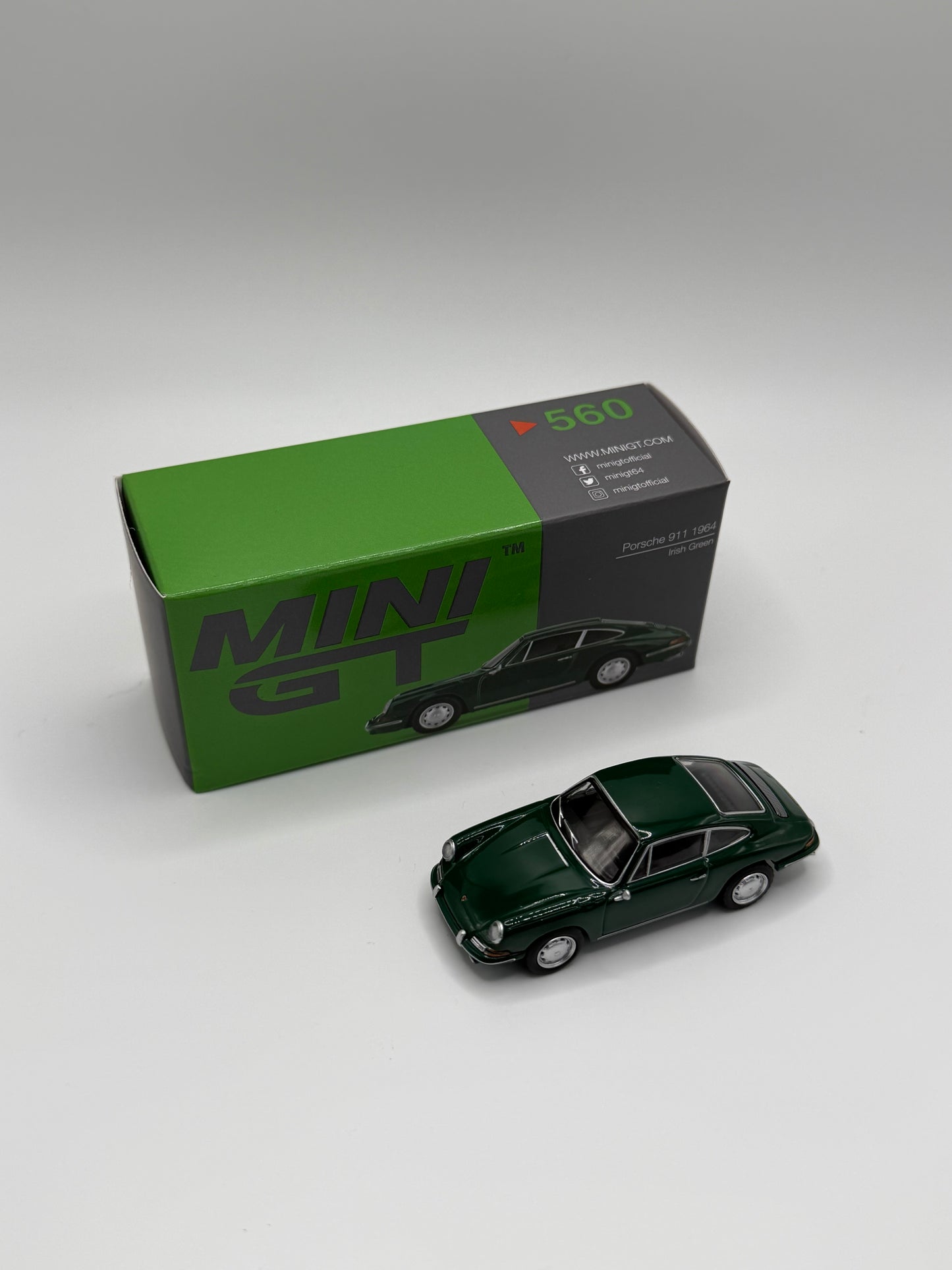 Mini GT #560 Porsche 911 Green