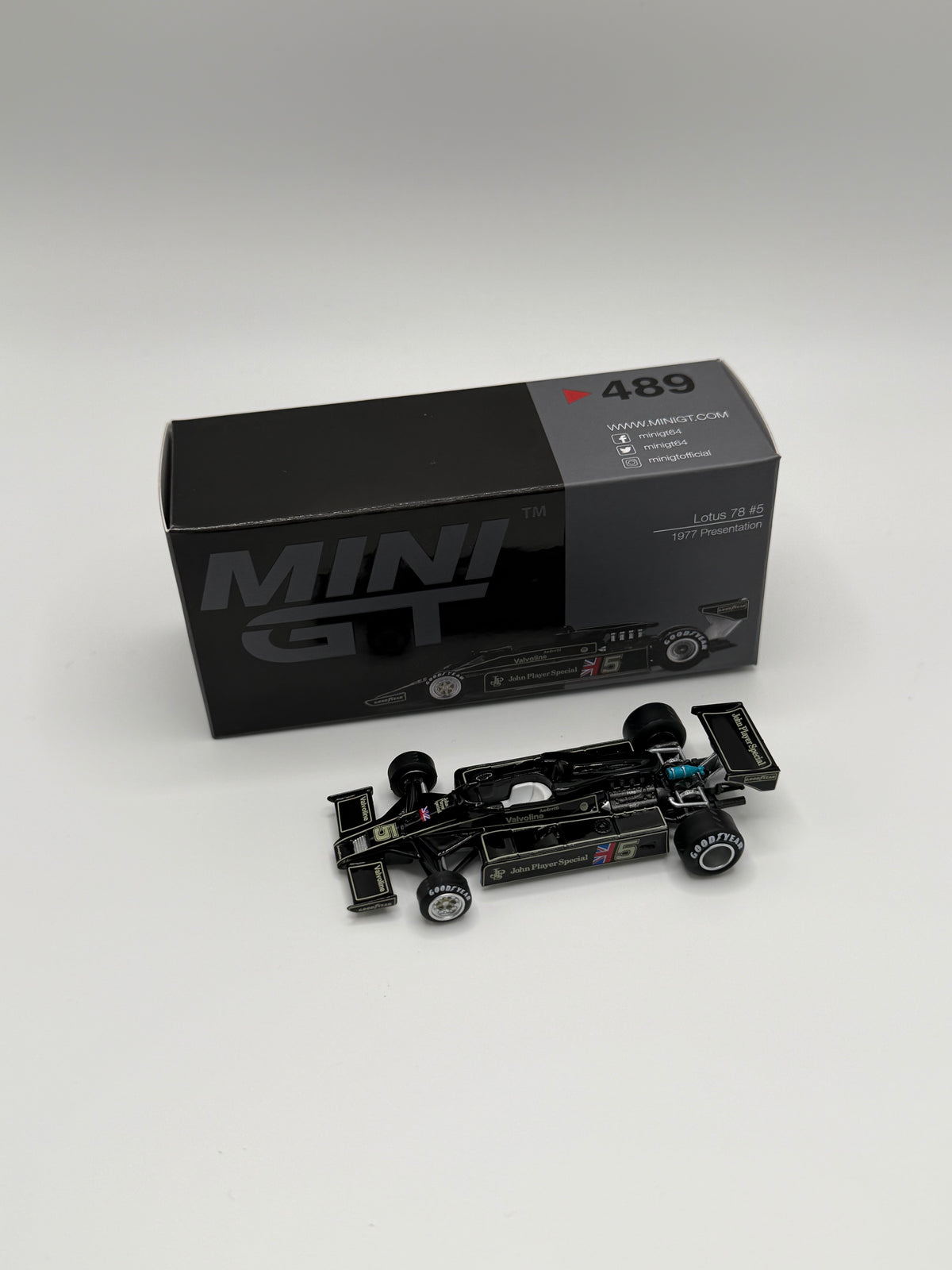 Mini GT #489 Lotus 1977 Presentation