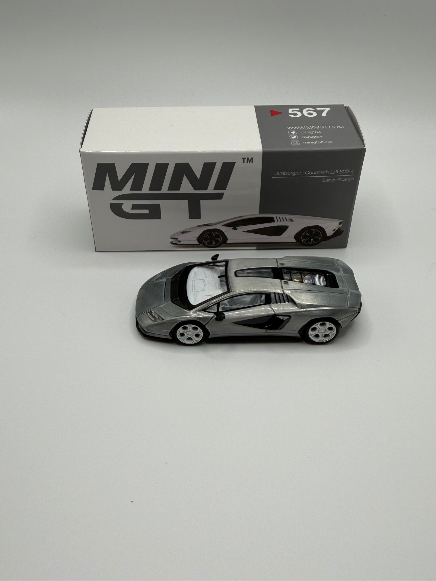 Mini GT #567 Lamborghini Countach LPI 800-4 Bianco Siderale Chase Version
